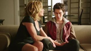 Отрывок с художественного фильма с обнимашками грудастой милфы с сыном подруги