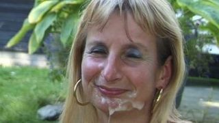 Мужики в кустах пустили зрелую давалку по кругу и накончали ей на титьки и в рот