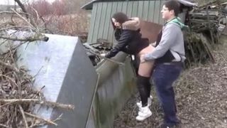 Грудастая давалка соблазнила в парке толстого парня и дала ему просто на улице